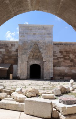 Karavan güzergahı Aksaray, Türkiye 'de Sultanhani Karavanserai' nin avlusu, kadim güçlendirilmiş bir handır..