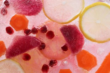 Buzlu çeşitli meyveler. Soğuk içecek..