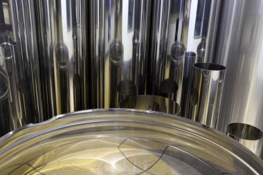 Fabrikada yeni metal borular.