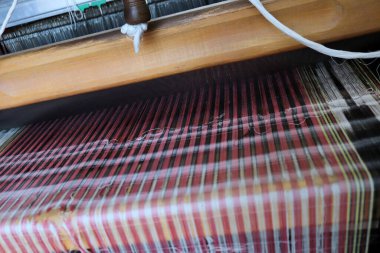 Eski dokuma tezgahı ve iplik ipliği. Yakın çekim.