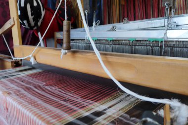 Eski dokuma tezgahı ve iplik ipliği. Yakın çekim.