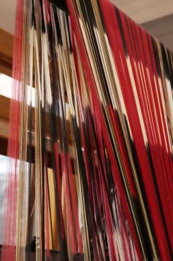 Eski dokuma tezgahı ve iplik ipliği. Yakın çekim.