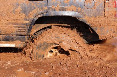 yol çamurlu koşullarda Jeep