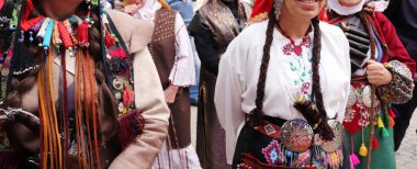 Geleneksel Anadolu kadın kıyafetleri. Festival kostümleri.