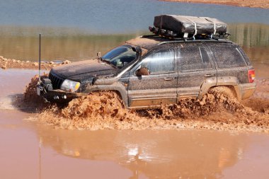 yol çamurlu koşullarda Jeep