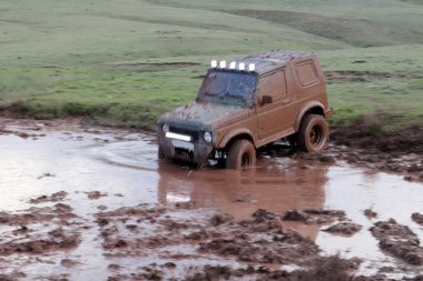 yol çamurlu koşullarda Jeep
