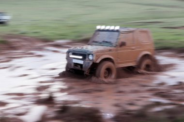yol çamurlu koşullarda Jeep
