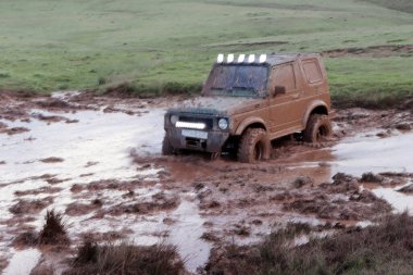 yol çamurlu koşullarda Jeep