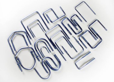 Beyaz arka planda çelik vidalar