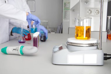 Modern bir laboratuarda plastik tüplerle araştırma yapan bir doktor..