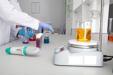 Modern bir laboratuarda plastik tüplerle araştırma yapan bir doktor..