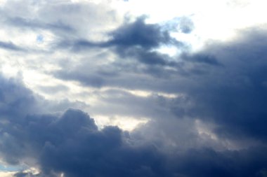 Gökyüzündeki kara bulutlar bir fırtınanın habercisi..