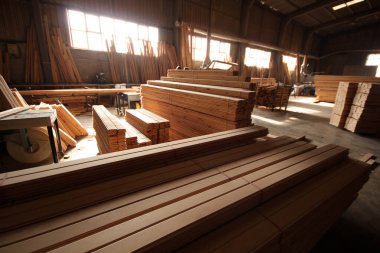 Tahta kereste inşaat malzemesi. İnşaat alanındaki kereste yığını.