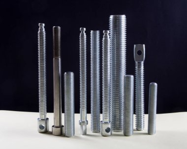 Çeşitli boyutlarda çelik vidalar. Sektör arkaplanı.