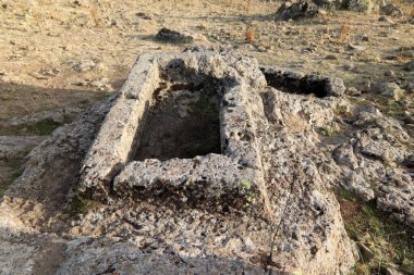 Titizlikle hazırlanmış mezar taşları olan bir mezarlık. Fasillar Beysehir, Konya, Türkiye.