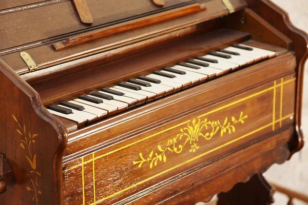 Egy antik zongora billentyűk — Stock Fotó