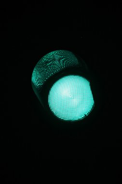 Trafik ışığı yeşil bir yanma ile sinyal