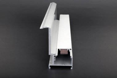 Pencere ve kapı imalatı için alüminyum profil.