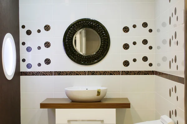 Moderno cuarto de baño y aseo —  Fotos de Stock