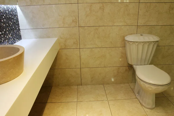 Moderne badeværelse og toilet - Stock-foto