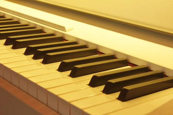 Piyano Klavye bir kadeh kapatmak — Stok fotoğraf
