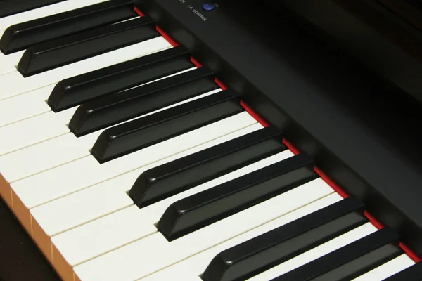 Крупный план клавиатуры фортепиано — стоковое фото
