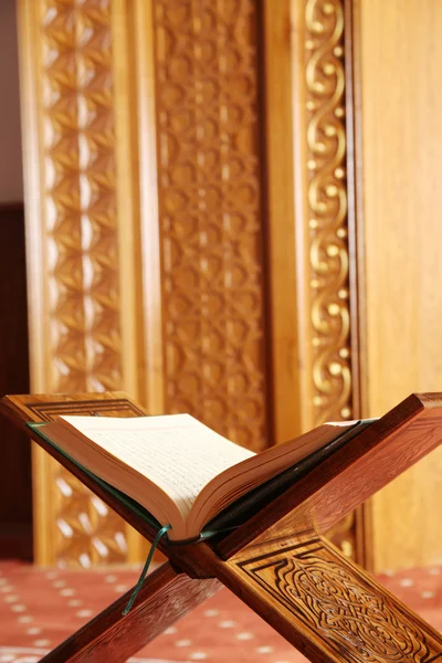 Read the Koran in mosques — Stock Photo, Image