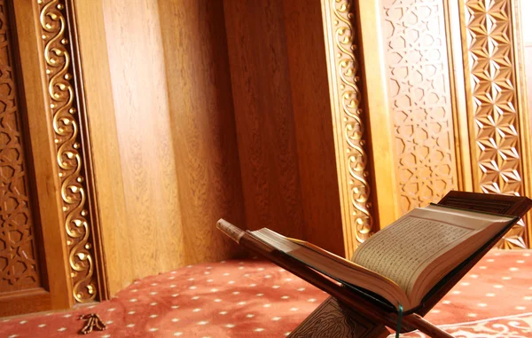 モスクでコーランを読む — ストック写真