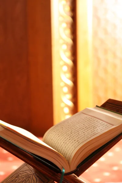 Read the Koran in mosques — Stock Photo, Image