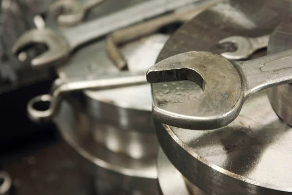 Narzędzia ręczne, klucze i rolki w fabryce — Zdjęcie stockowe