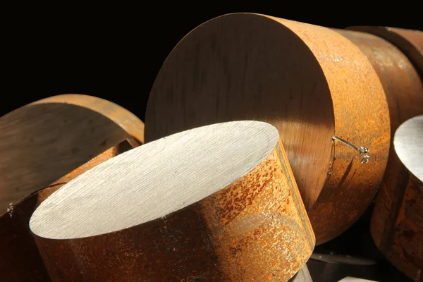 De metall cylindrarna tillverkas i fabriken — Stockfoto