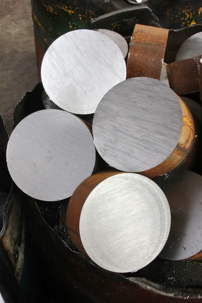 Los cilindros de metal se producen en la fábrica —  Fotos de Stock