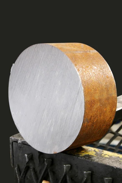 I cilindri metallici sono prodotti in fabbrica — Foto Stock