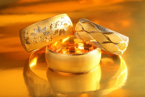 Deslumbrante fundo pulseiras de ouro — Fotografia de Stock