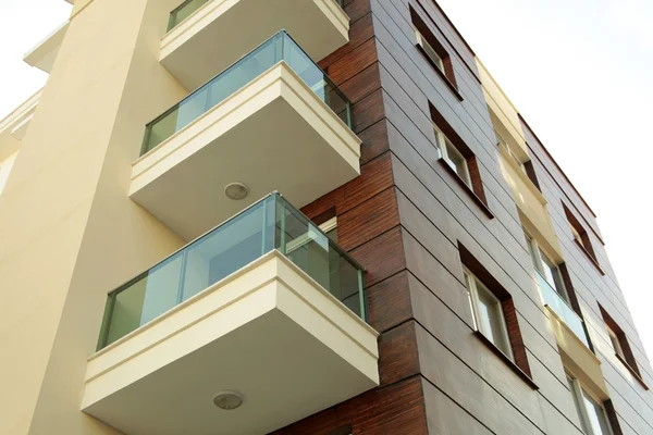 Современные апартаменты с балконами — стоковое фото