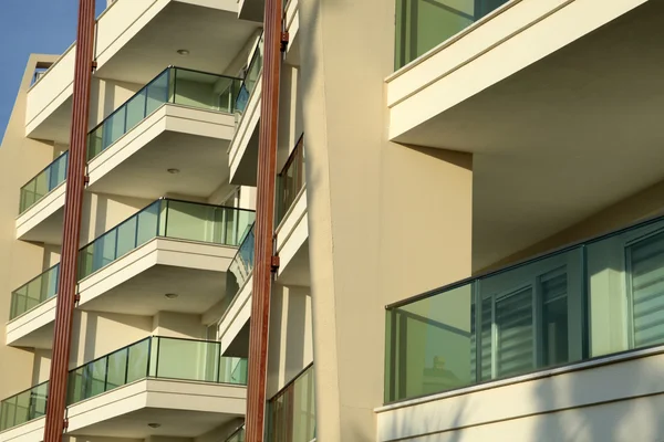 Moderne Appartements mit Balkon — Stockfoto