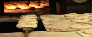 Fırından taze pişmiş ekmek