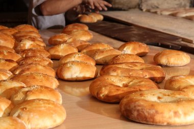Fırından taze pişmiş ekmek