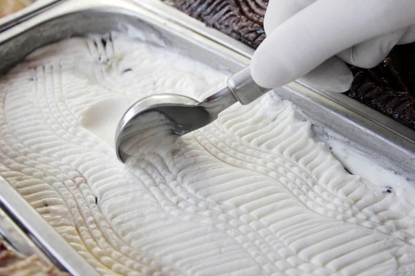 Gelado e leite gotas de chocolate — Fotografia de Stock