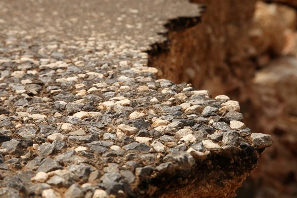 Acque alluvionali asfalto danneggiato — Foto Stock