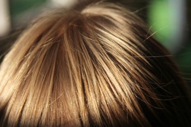 güzel sarışın bir çocuk