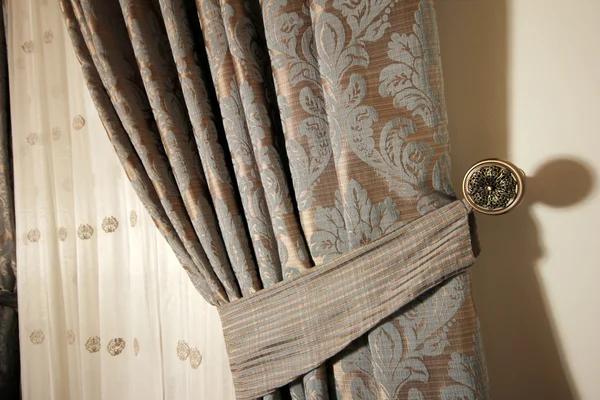Bela cortina na borda de uma janela — Fotografia de Stock
