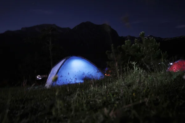 Acampar bajo las estrellas cerca — Foto de Stock