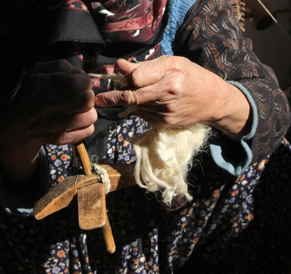 Mulher velha fiação lã — Fotografia de Stock