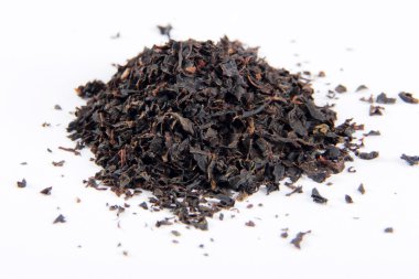 Beyaz arkaplanda siyah çay