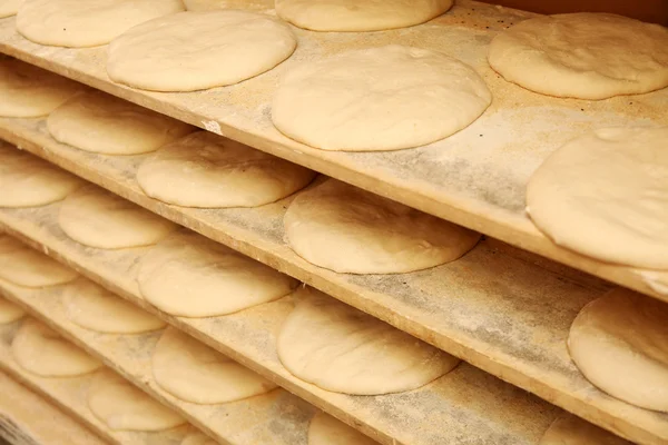 Brotteig wartet darauf, gebacken zu werden — Stockfoto