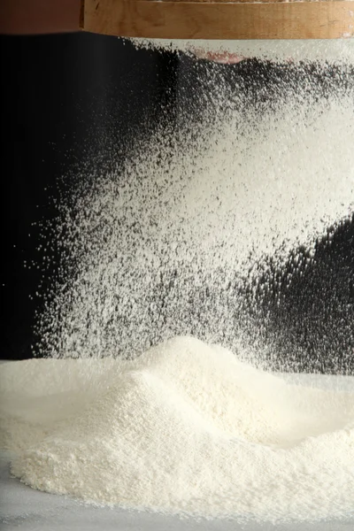 Peneirar farinha para pastelaria e pão — Fotografia de Stock