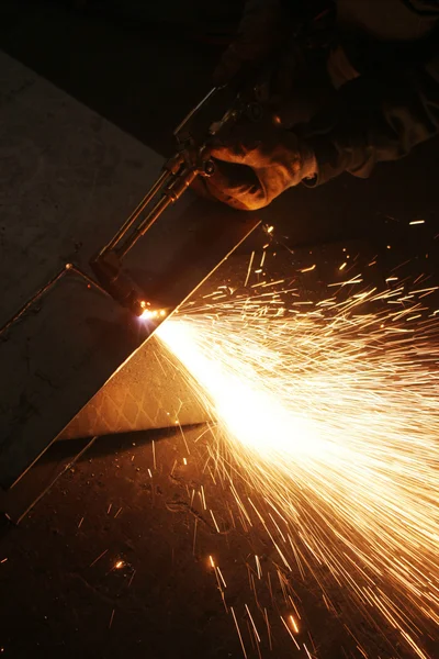 Soldadura por arco de un acero, manos de soldador en guantes, herramientas y chispas — Foto de Stock