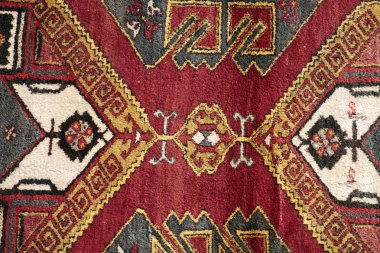 Antik el yapımı yün halı