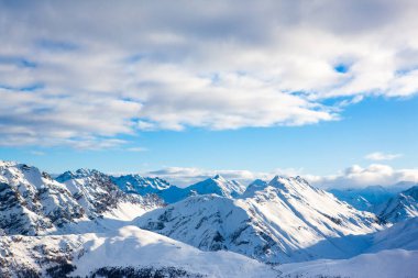 Kuzeydoğu İtalya 'daki Dolomitlerin güzel kış manzarası
